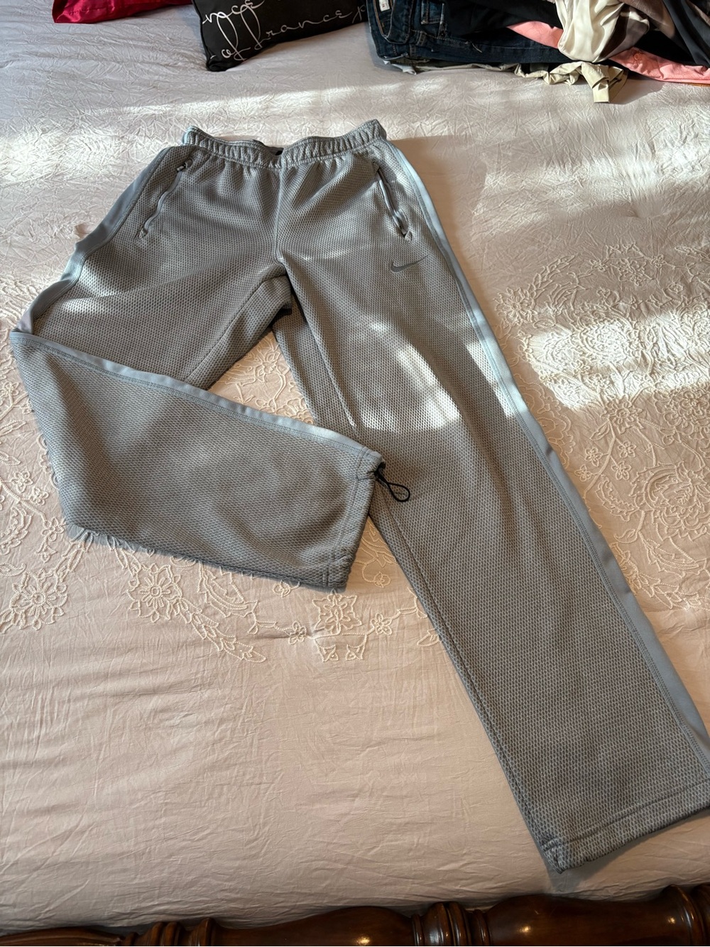 Nike Men’s Small Light Grey Therma-Fit Joggers with elastic at ankles